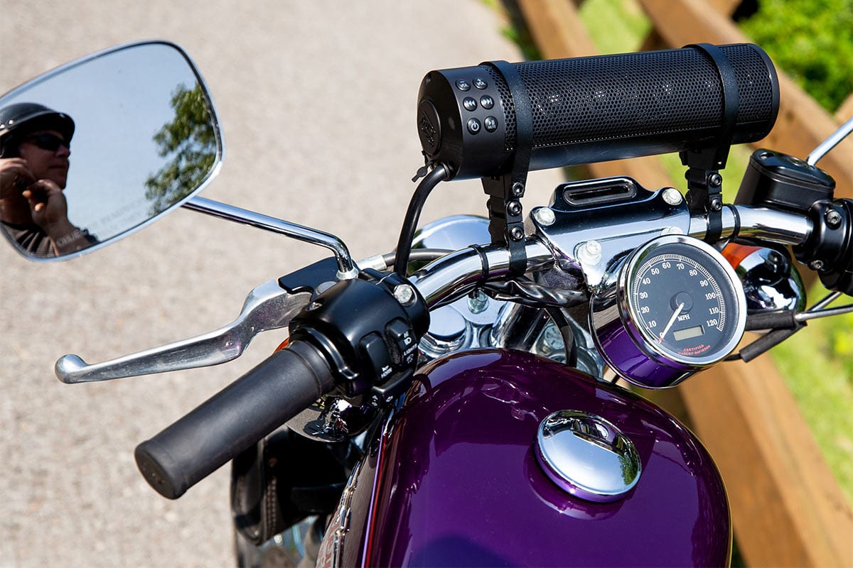 MTXMUDHSBB-motorcyle-bluetooth-speaker-lead-mobile2